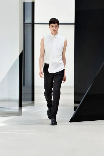Look 16